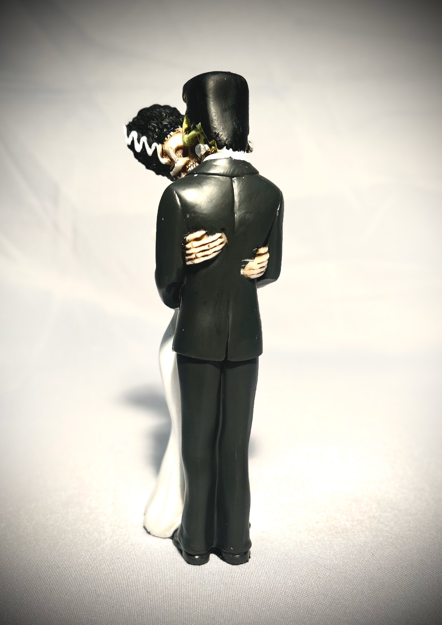 Kissing Frankenstein and Bride Frankenstein