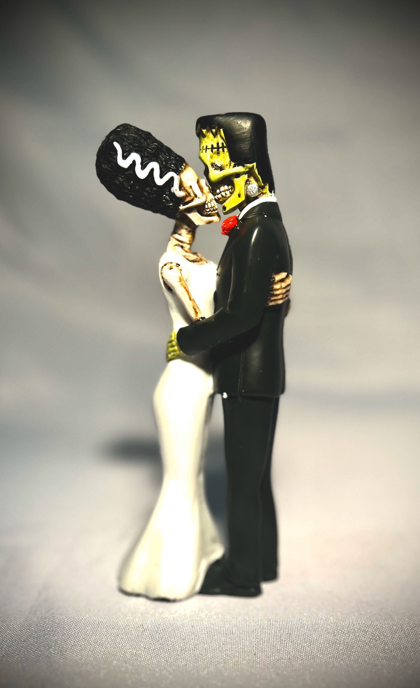 Kissing Frankenstein and Bride Frankenstein